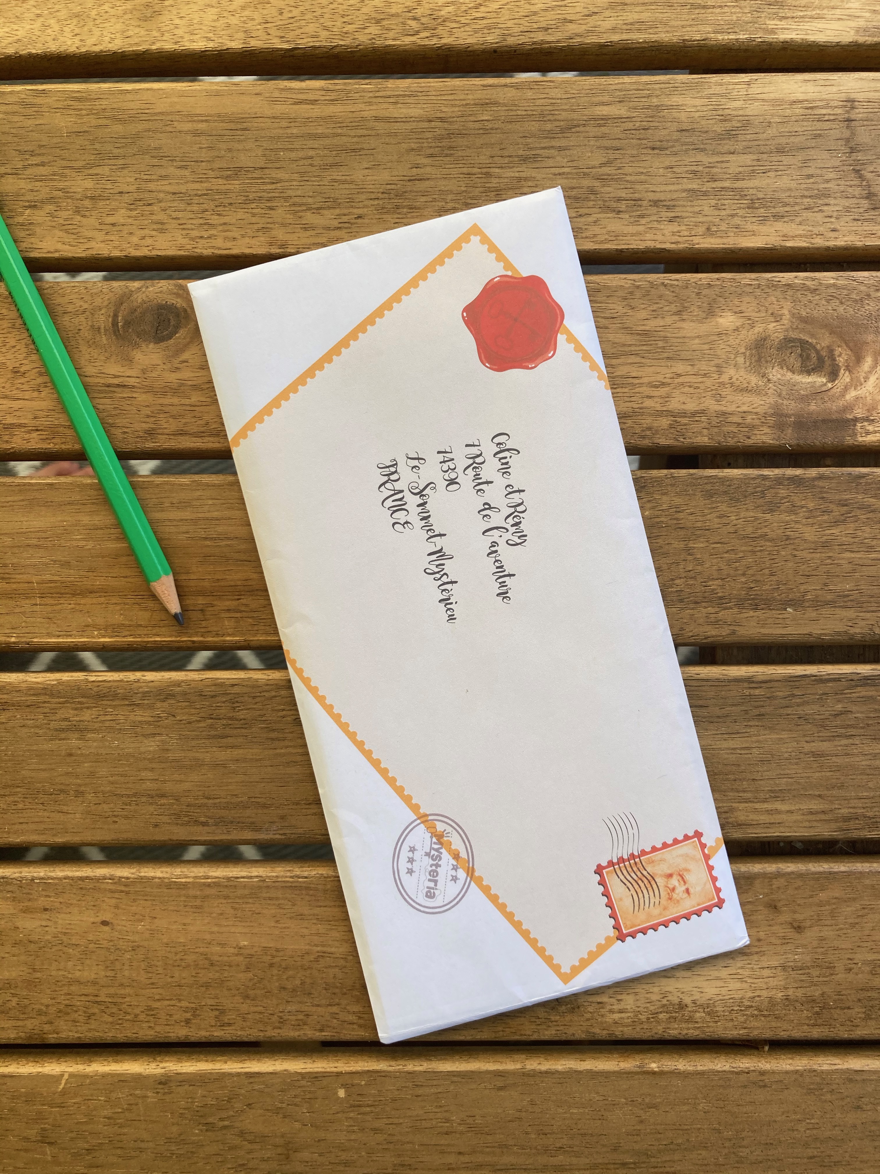 Enveloppe Mysteria personnalisée — prête à être glissée dans la boîte aux lettres