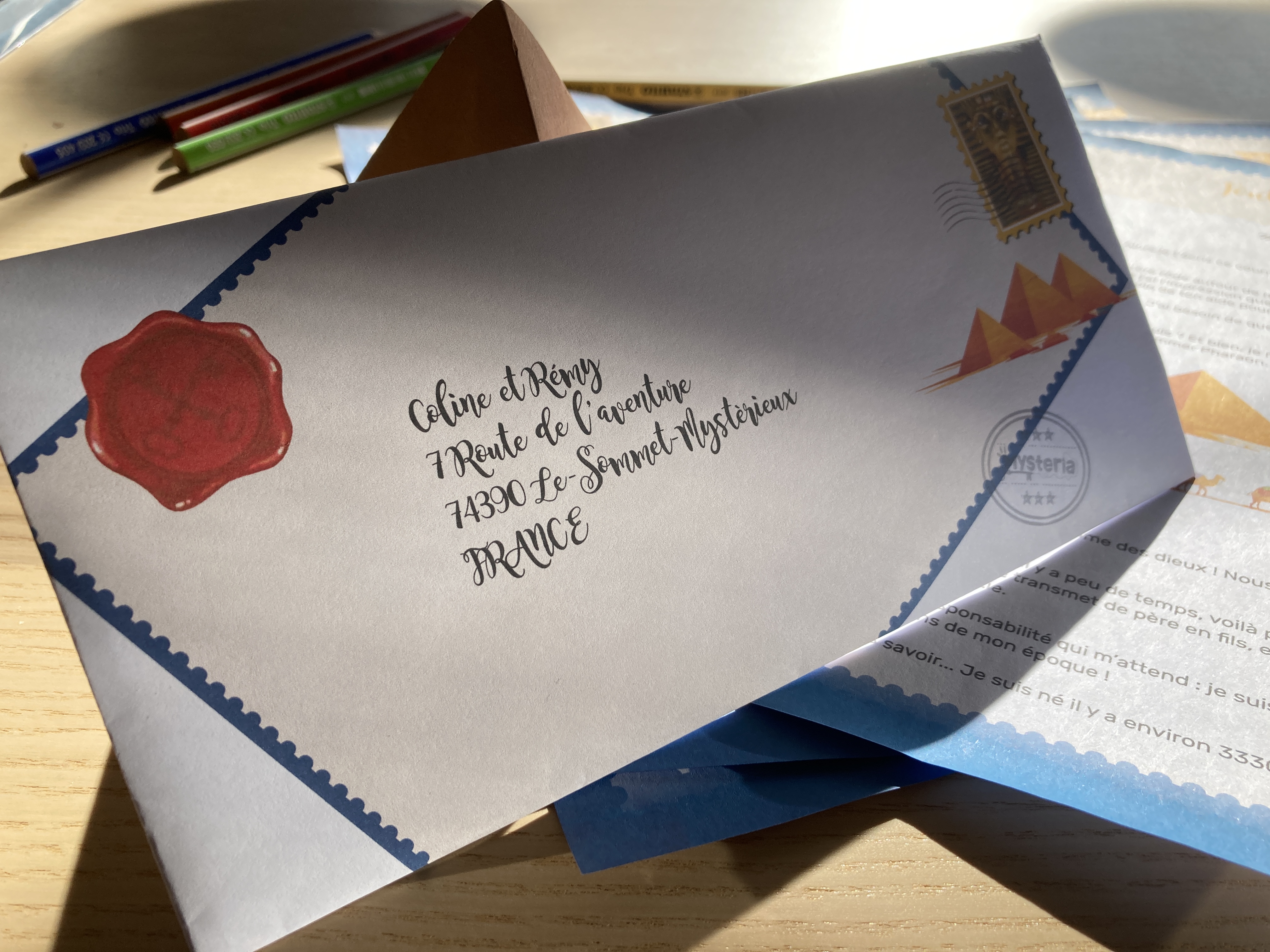 Enveloppe Mysteria personnalisée — cachet de cire et adresse manuscrite